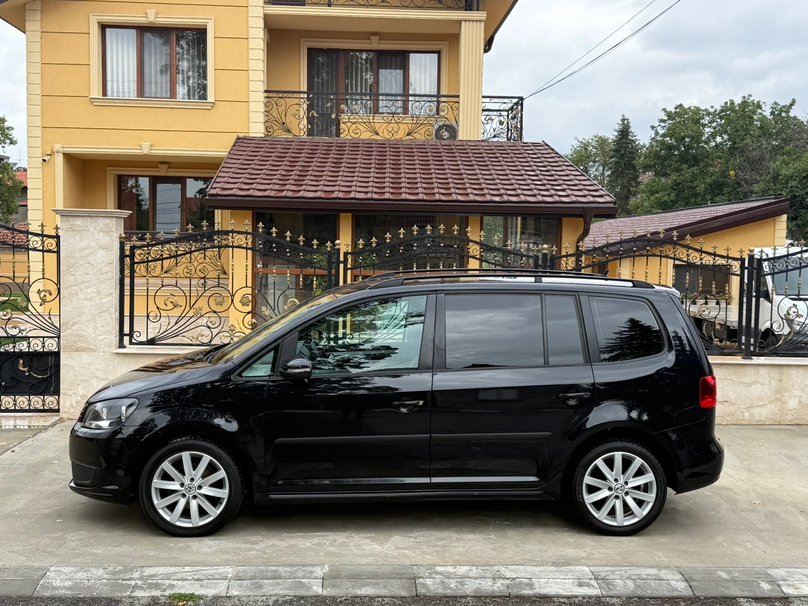 VW Touran 1.6ТДИ НОВ ВНОС - изображение 3