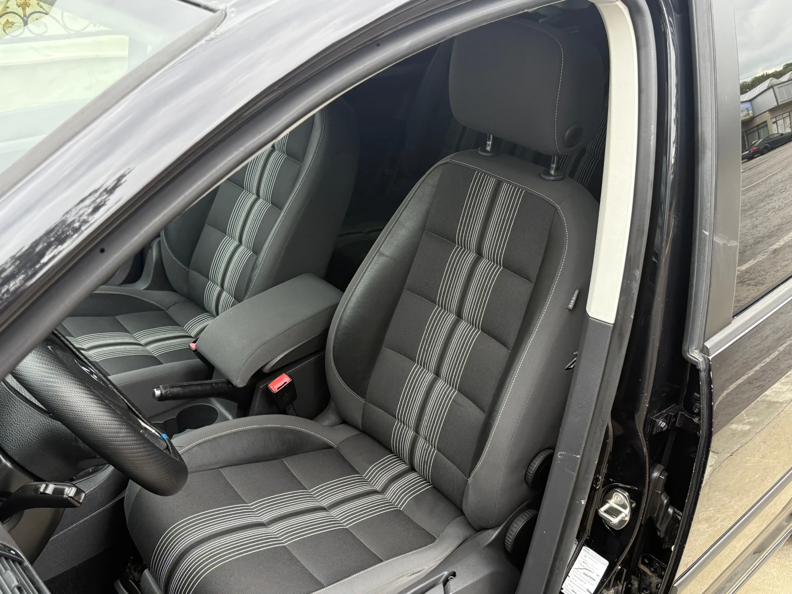 VW Touran 1.6ТДИ НОВ ВНОС - изображение 8