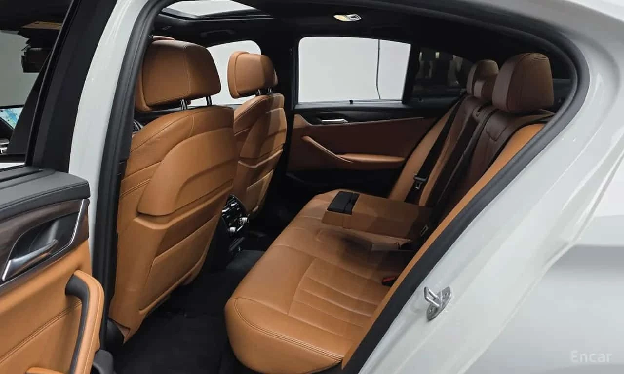 BMW 520 * 520d M Sport Package Plus * ЦЕНА ДО БГ, снимка 11 - Автомобили и джипове - 55572141