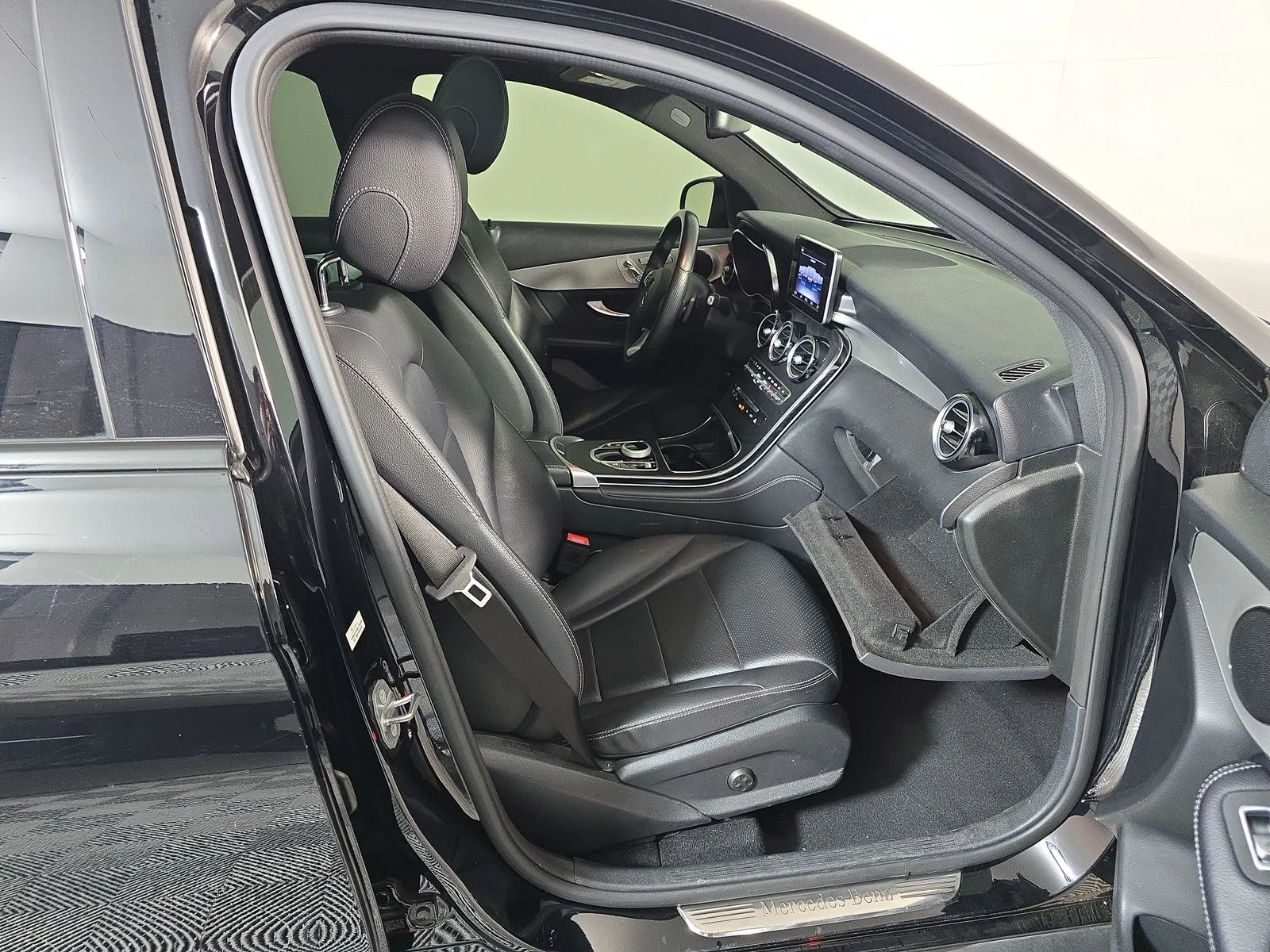 Mercedes-Benz GLC 300 ALL BLACK* AMG-Pack* 4MATIC* FULL LED* Подгрев* Па - изображение 2
