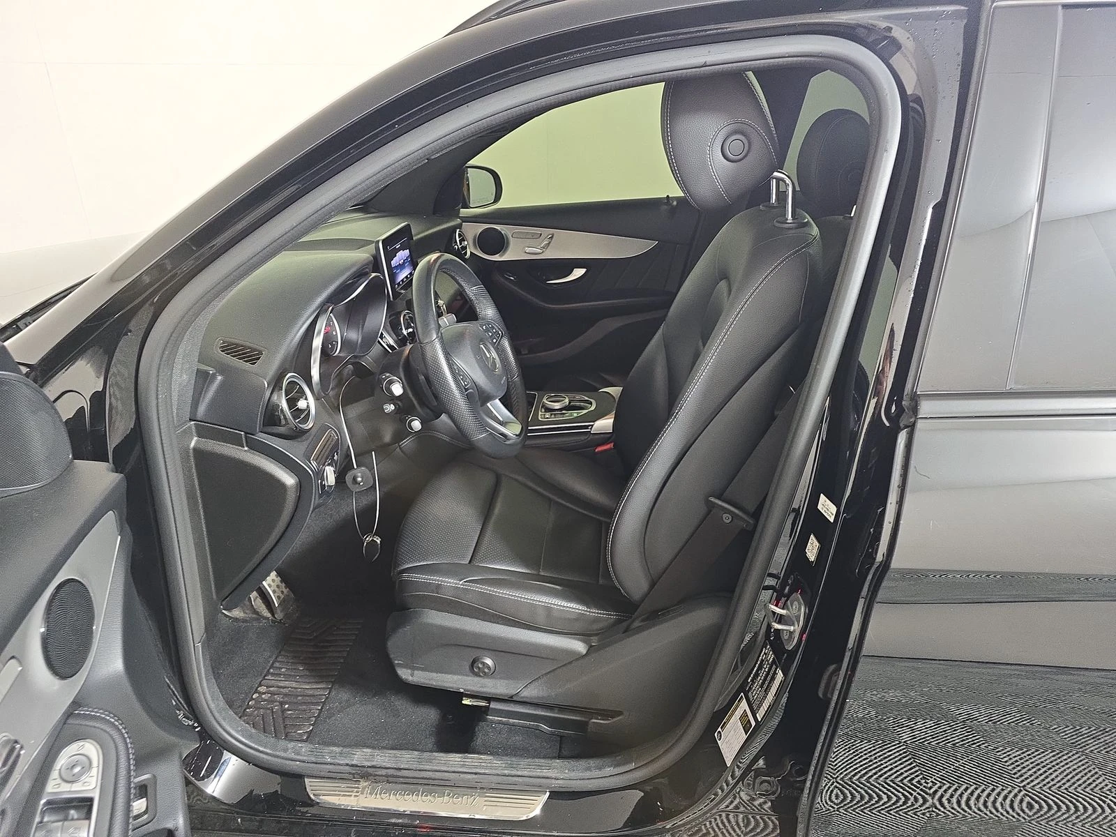 Mercedes-Benz GLC 300 ALL BLACK* AMG-Pack* 4MATIC* FULL LED* Подгрев* Па - изображение 4