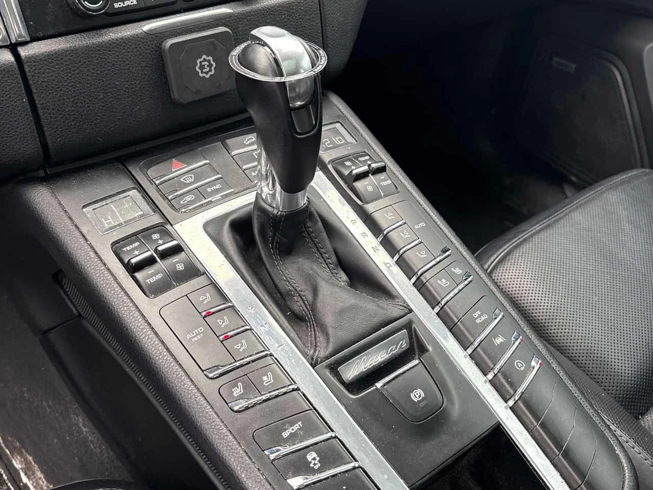 Porsche Macan * AWD 4dr * PANO* KEYLESS* ПОДГРЕВ* , снимка 14 - Автомобили и джипове - 54477427