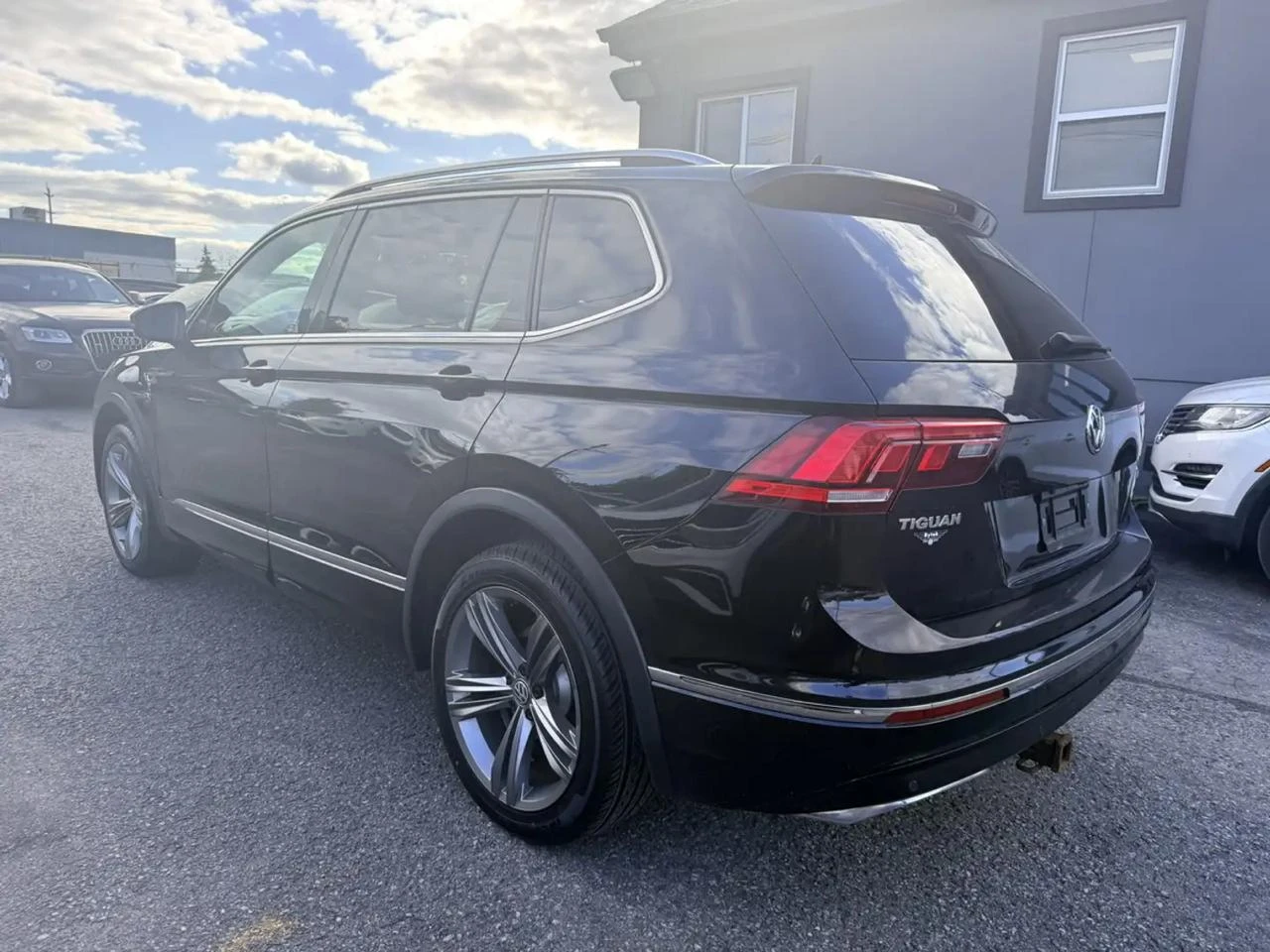 VW Tiguan R-Line* 360* Distronic* Пано* Fender* Дигитал, снимка 5 - Автомобили и джипове - 56084296