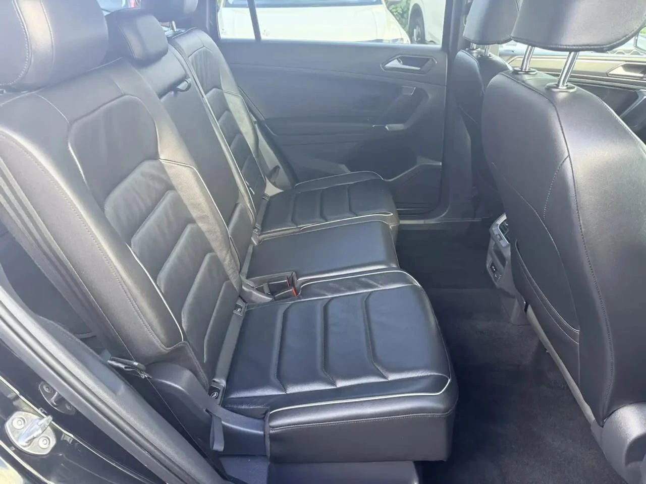 VW Tiguan R-Line* 360* Distronic* Пано* Fender* Дигитал, снимка 12 - Автомобили и джипове - 56084296