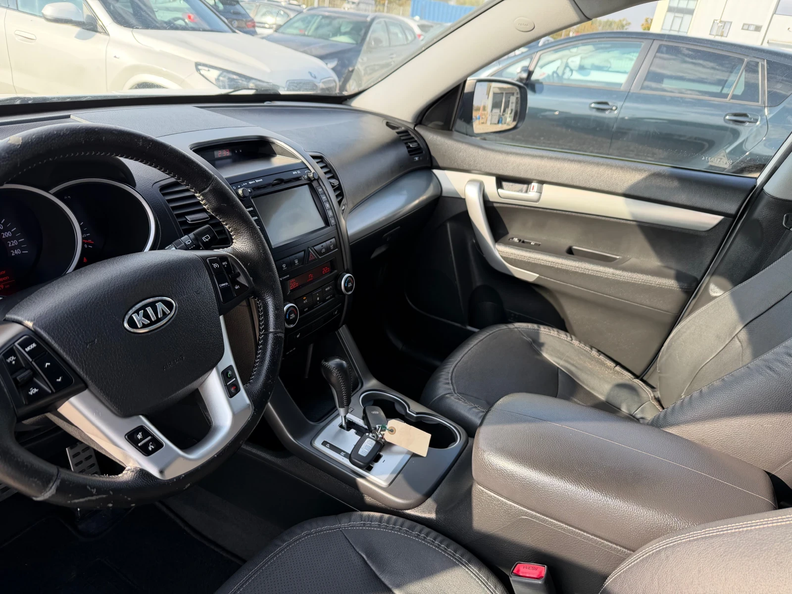 Kia Sorento 2.2 CRDI 4WD KEYLESS, снимка 11 - Автомобили и джипове - 56612654
