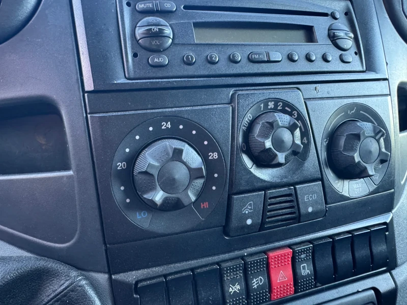 Iveco Daily 3.0HPI* 35C15* Климатик* Падащ борд* 4.40м фургон, снимка 3 - Бусове и автобуси - 52750661