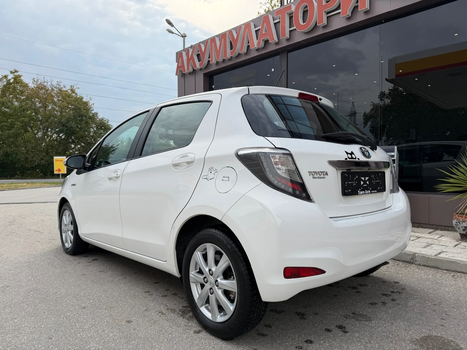 Toyota Yaris 1.5 HYBRID-AUTOMAT-CAMERA-75к.с - изображение 4