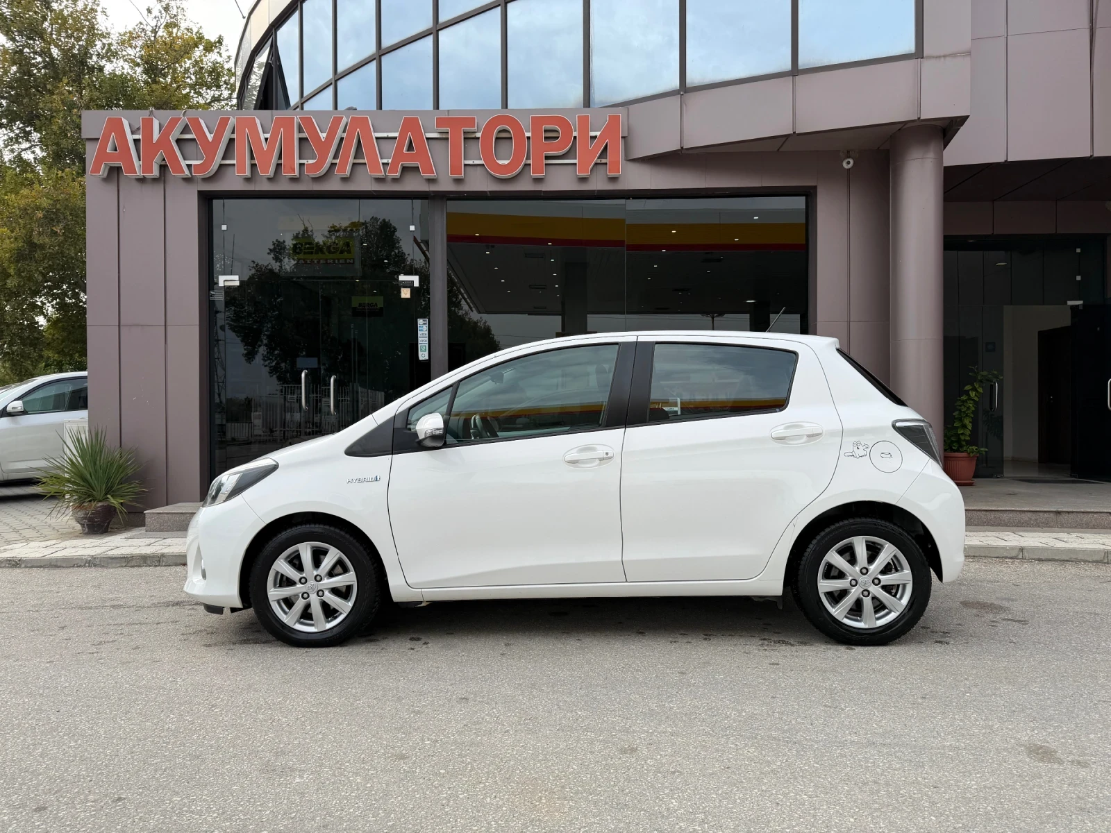 Toyota Yaris 1.5 HYBRID-AUTOMAT-CAMERA-75к.с - изображение 3