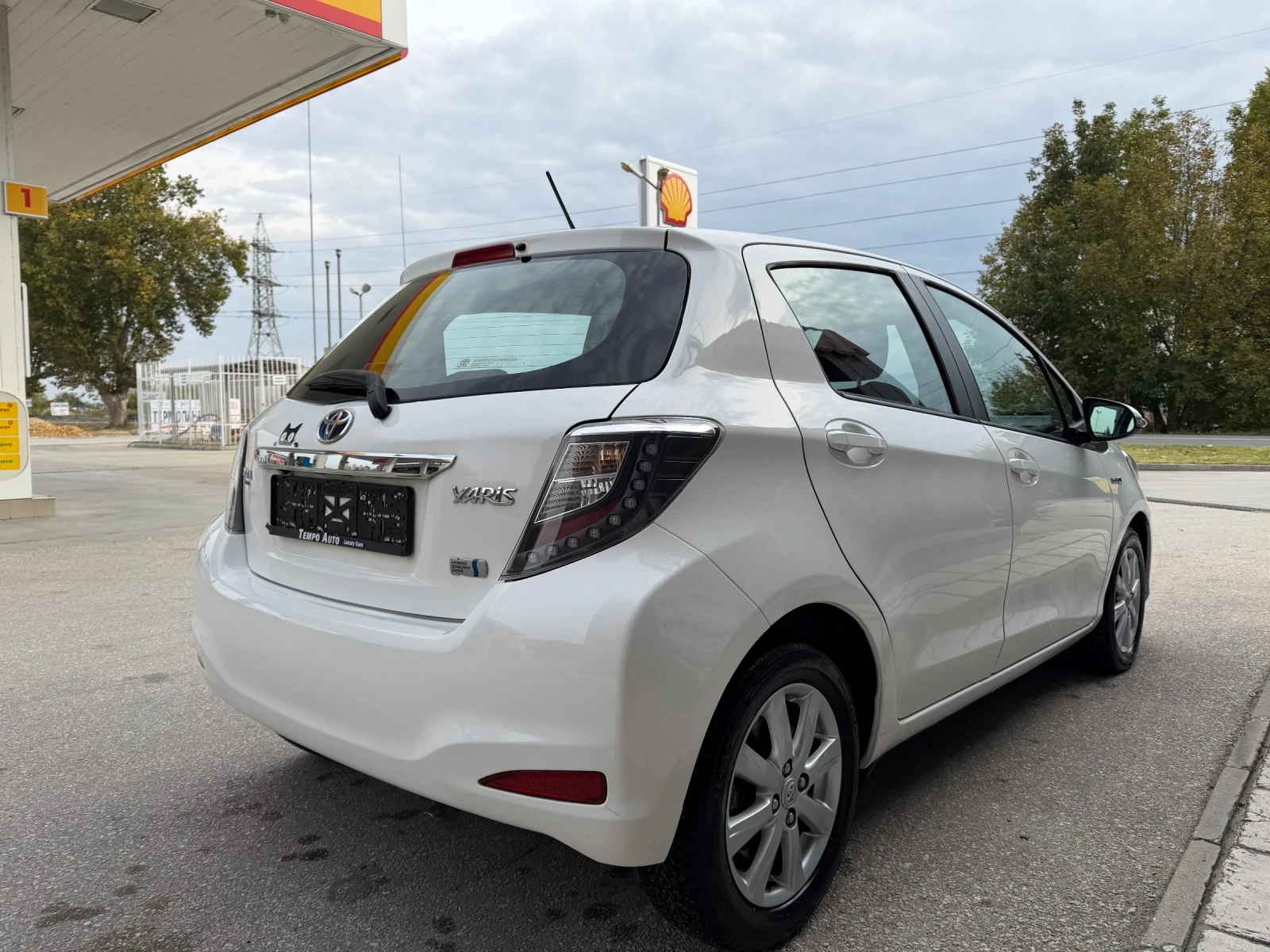Toyota Yaris 1.5 HYBRID-AUTOMAT-CAMERA-75к.с - изображение 6