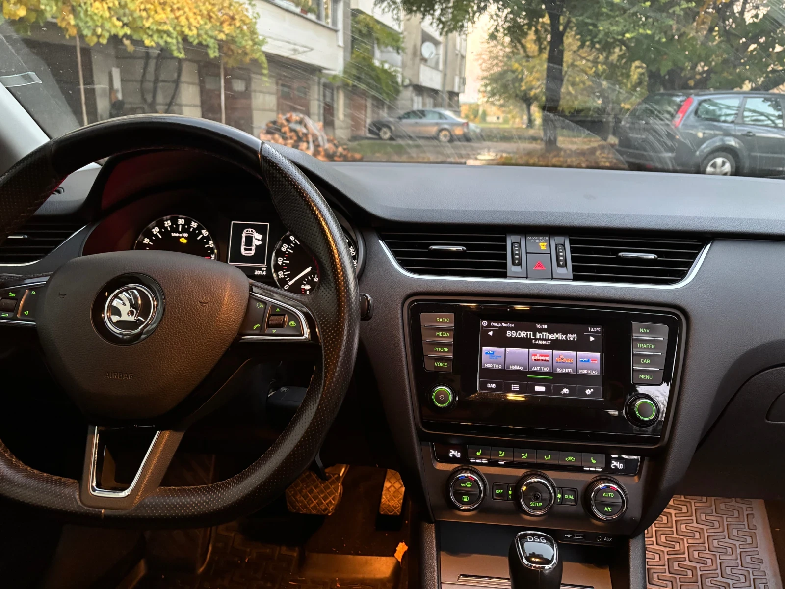 Skoda Octavia 1.6TDI DSG Navi  | Mobile.bg   11