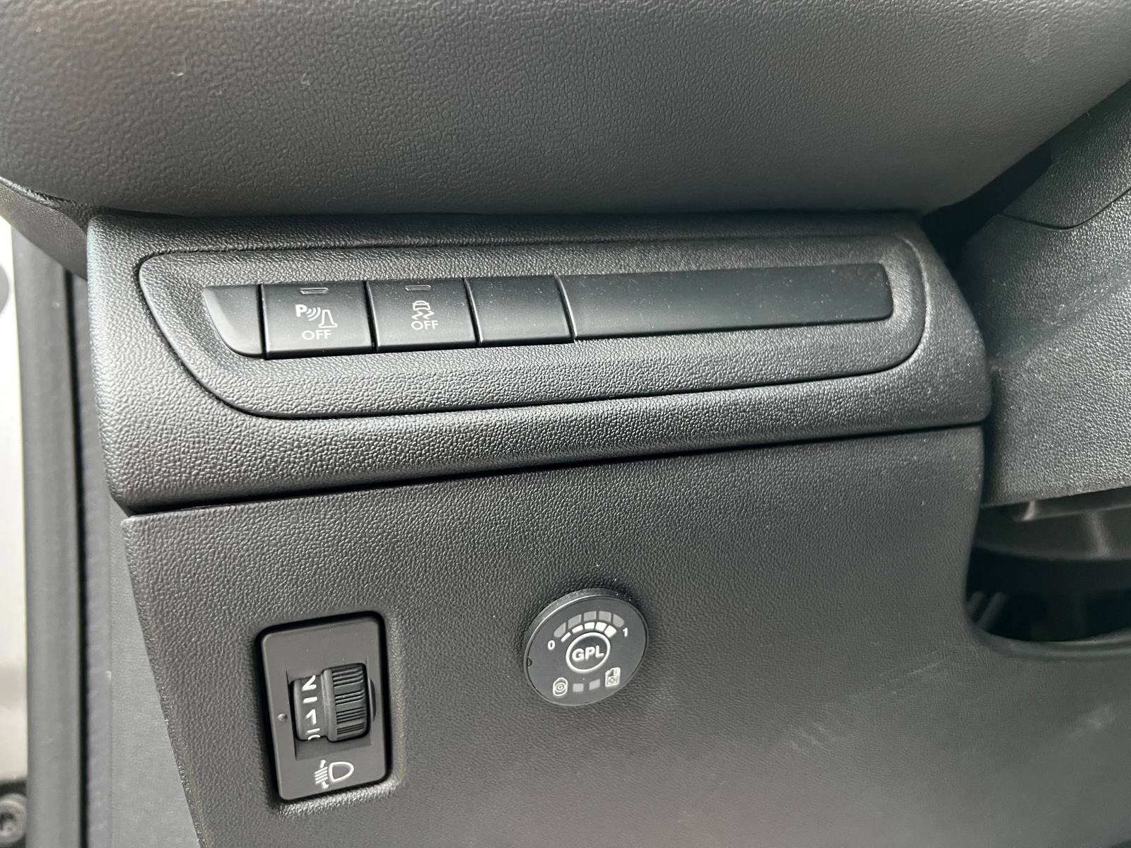 Peugeot 208 1.2i ГАЗ/EURO-6B/ПАРКТРОНИК/TOUCH SCREEN - изображение 10