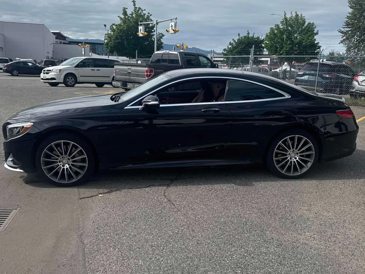 Mercedes-Benz S 550 МАСАЖИ * ДИСТРОНИК * ОБДУХВАНЕ * ПРЕДСТАВИТЕЛСТВО, снимка 3 - Автомобили и джипове - 54723800