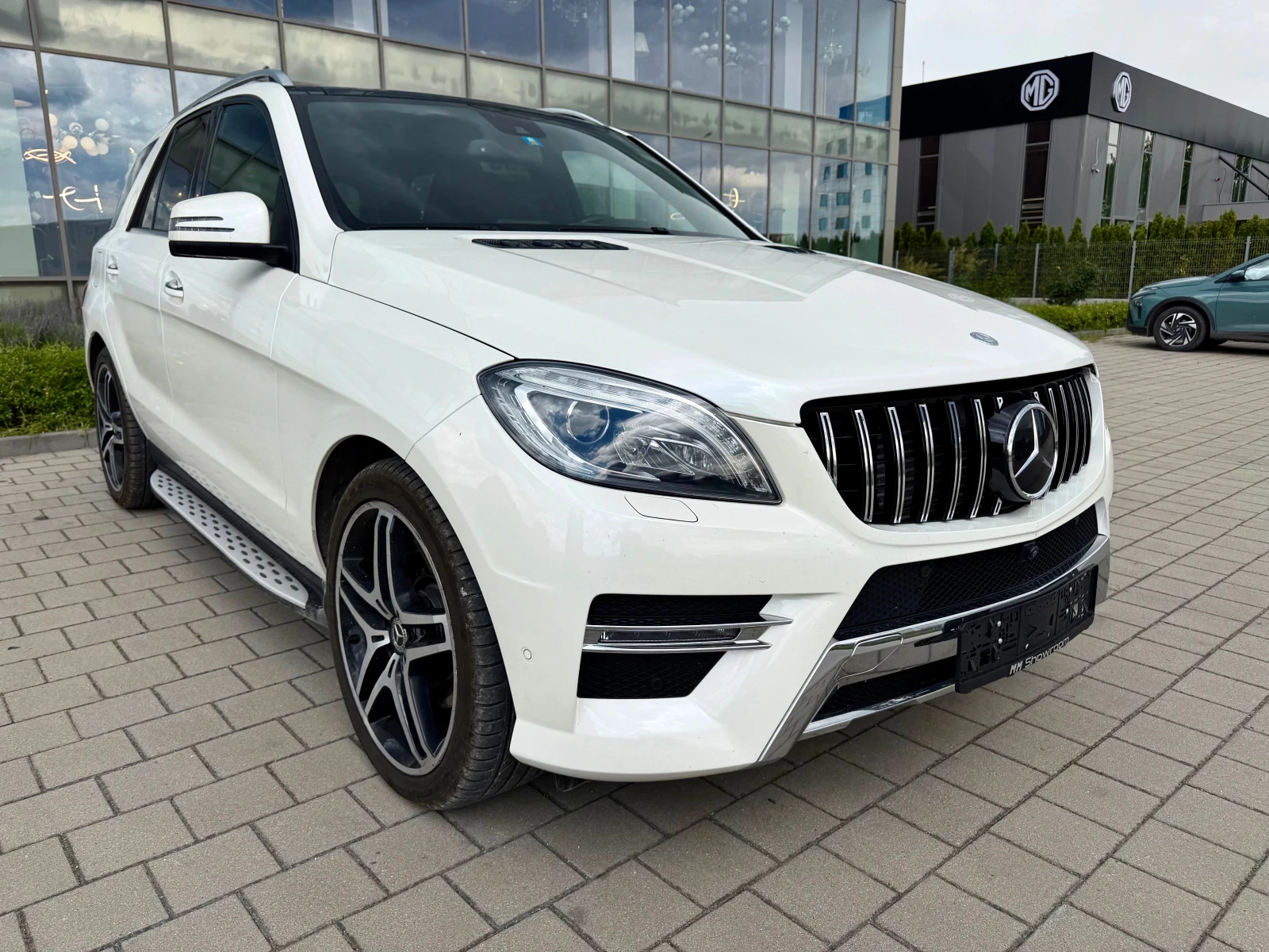Mercedes-Benz ML 350 AMG-ПАНОРАМА-КАМЕРА-ПОДГРЕВ-DISTRONIC-360-КАМЕРИ-, снимка 3 - Автомобили и джипове - 55281824