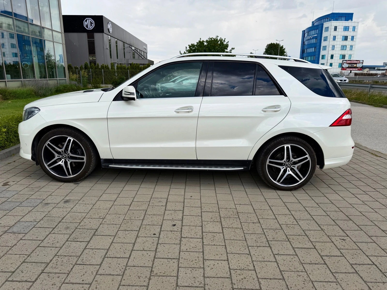 Mercedes-Benz ML 350 AMG-ПАНОРАМА-КАМЕРА-ПОДГРЕВ-DISTRONIC-360-КАМЕРИ-, снимка 8 - Автомобили и джипове - 55281824