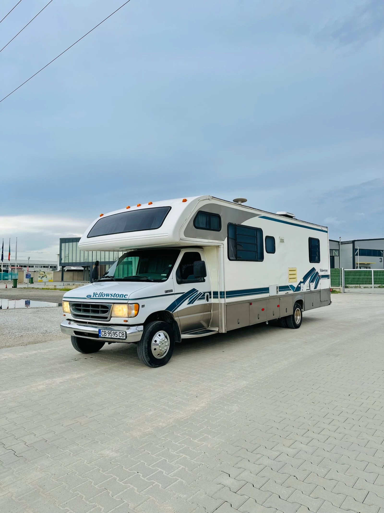 Кемпер Fleetwood Ford e350 V10 - изображение 2
