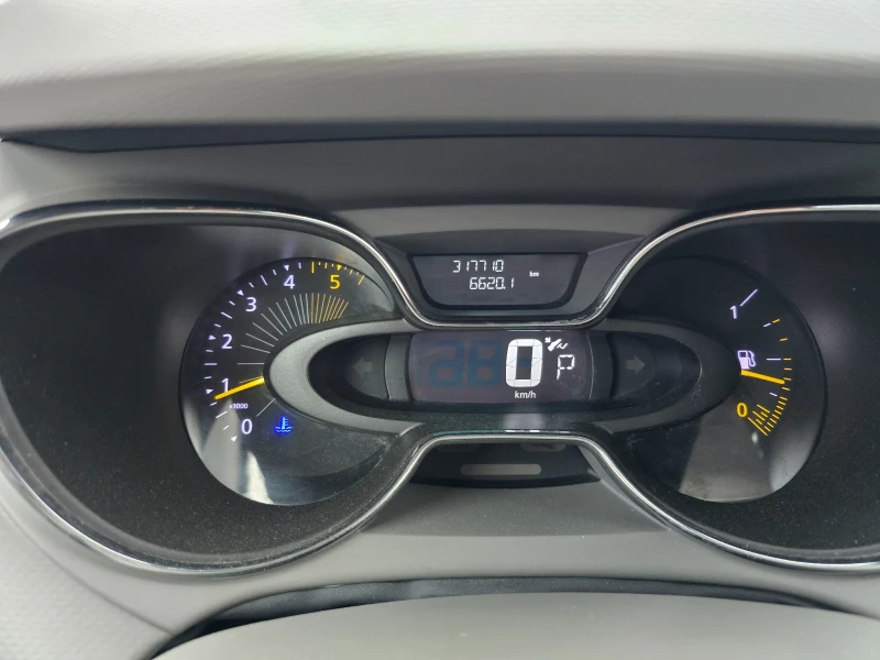 Renault Captur, снимка 6 - Автомобили и джипове - 52891503