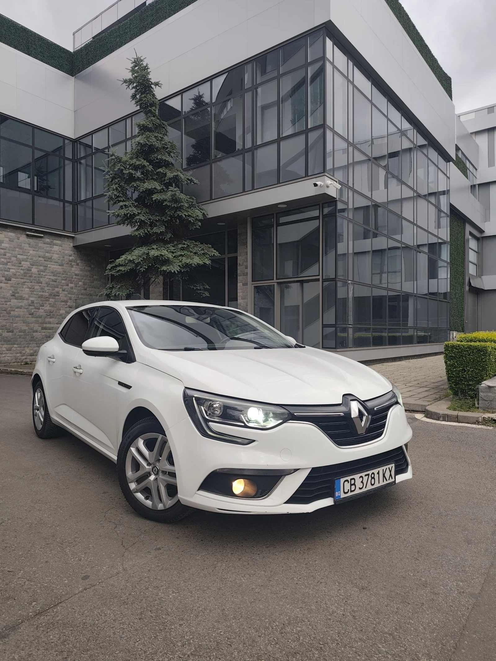 Renault Megane 1.5 DCI 110 УНИКАЛЕН, НОВ!!!!, снимка 2 - Автомобили и джипове - 54887751