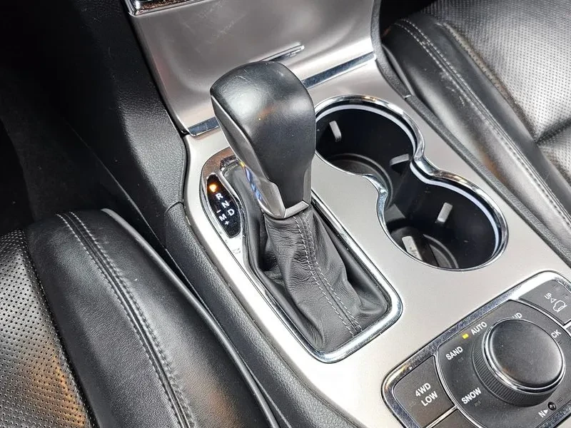 Jeep Grand cherokee 3.6 OVERLAND WK2, снимка 9 - Автомобили и джипове - 55113609