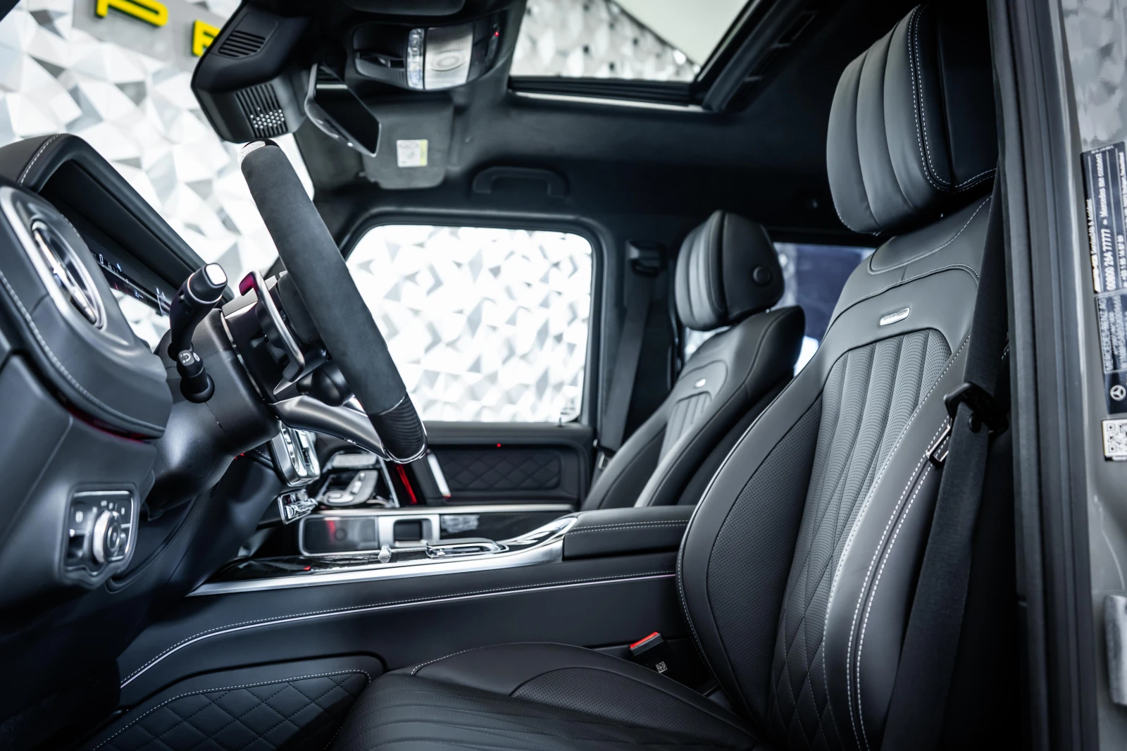 Mercedes-Benz G 63 AMG Manufaktur* Burmester* Carbon, снимка 12 - Автомобили и джипове - 53896830