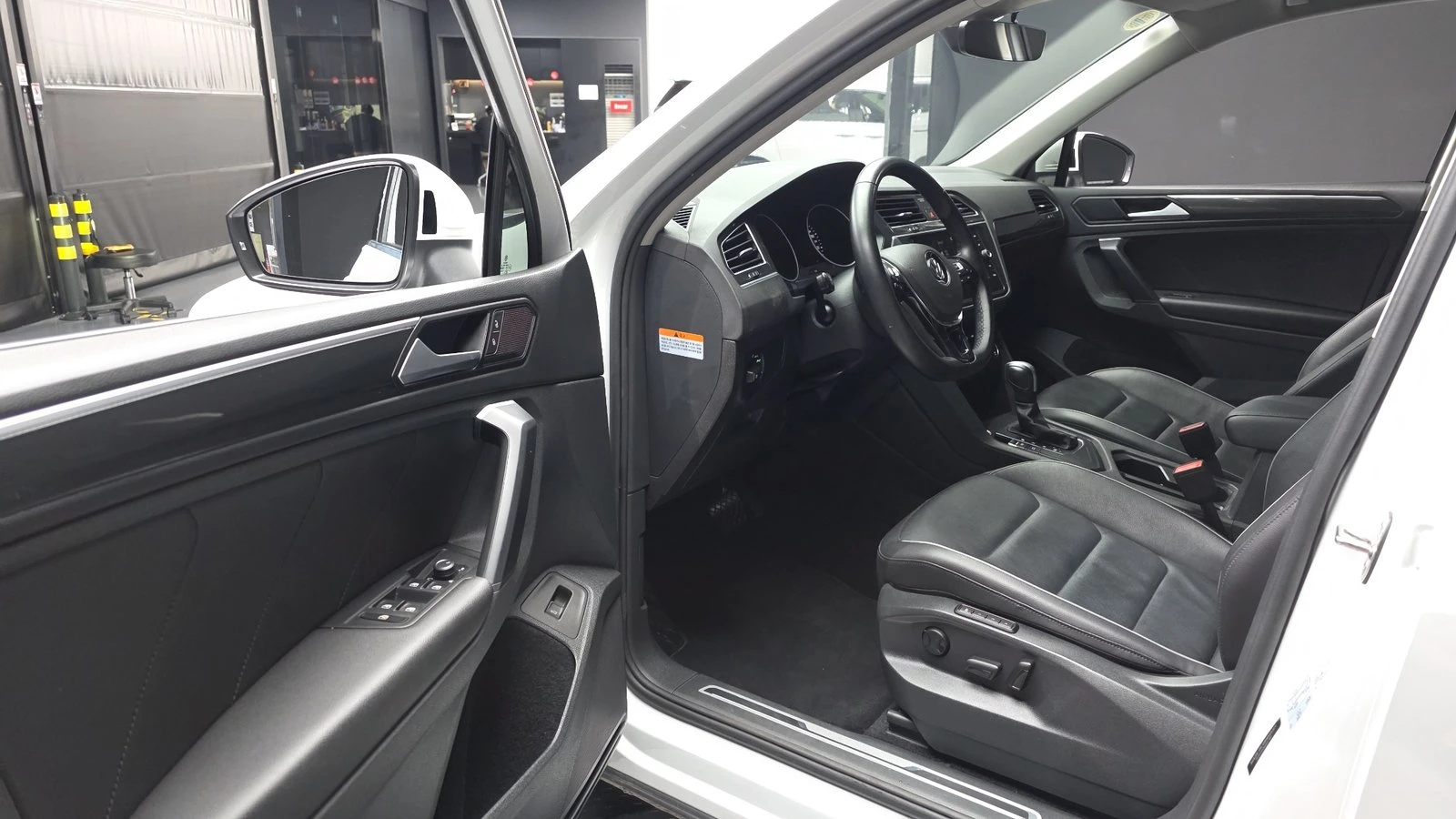 VW Tiguan 2.0 TDI* KEYLESS* ЕЛ. БАГАЖНИК* BLIND SPOT* КРАЙНА, снимка 10 - Автомобили и джипове - 55318891
