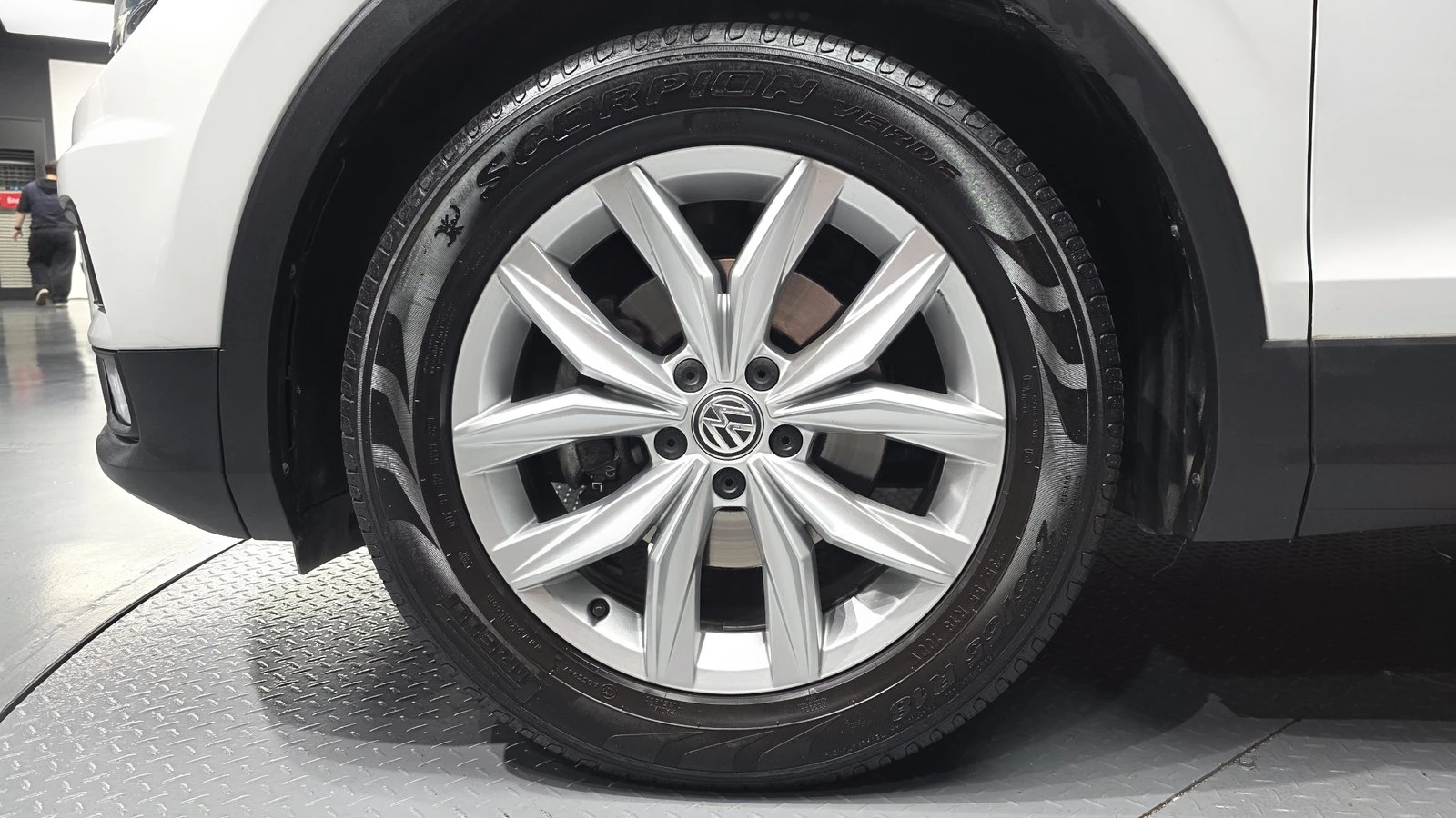 VW Tiguan 2.0 TDI* KEYLESS* ЕЛ. БАГАЖНИК* BLIND SPOT* КРАЙНА, снимка 5 - Автомобили и джипове - 55318891