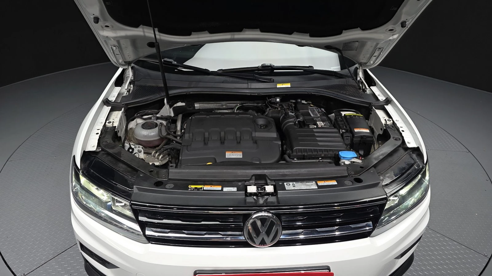 VW Tiguan 2.0 TDI* KEYLESS* ЕЛ. БАГАЖНИК* BLIND SPOT* КРАЙНА, снимка 6 - Автомобили и джипове - 55318891