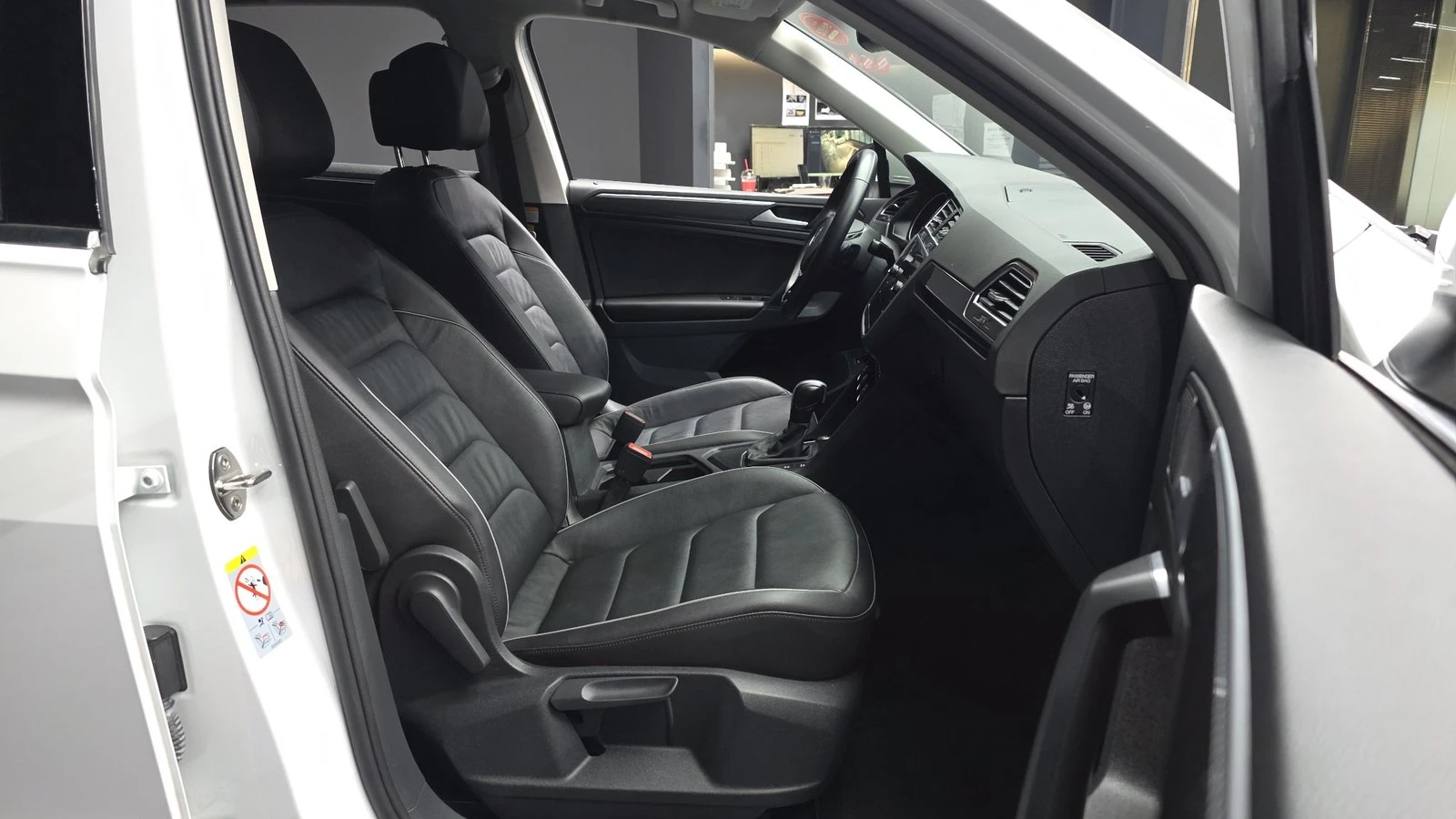 VW Tiguan 2.0 TDI* KEYLESS* ЕЛ. БАГАЖНИК* BLIND SPOT* КРАЙНА, снимка 11 - Автомобили и джипове - 55318891