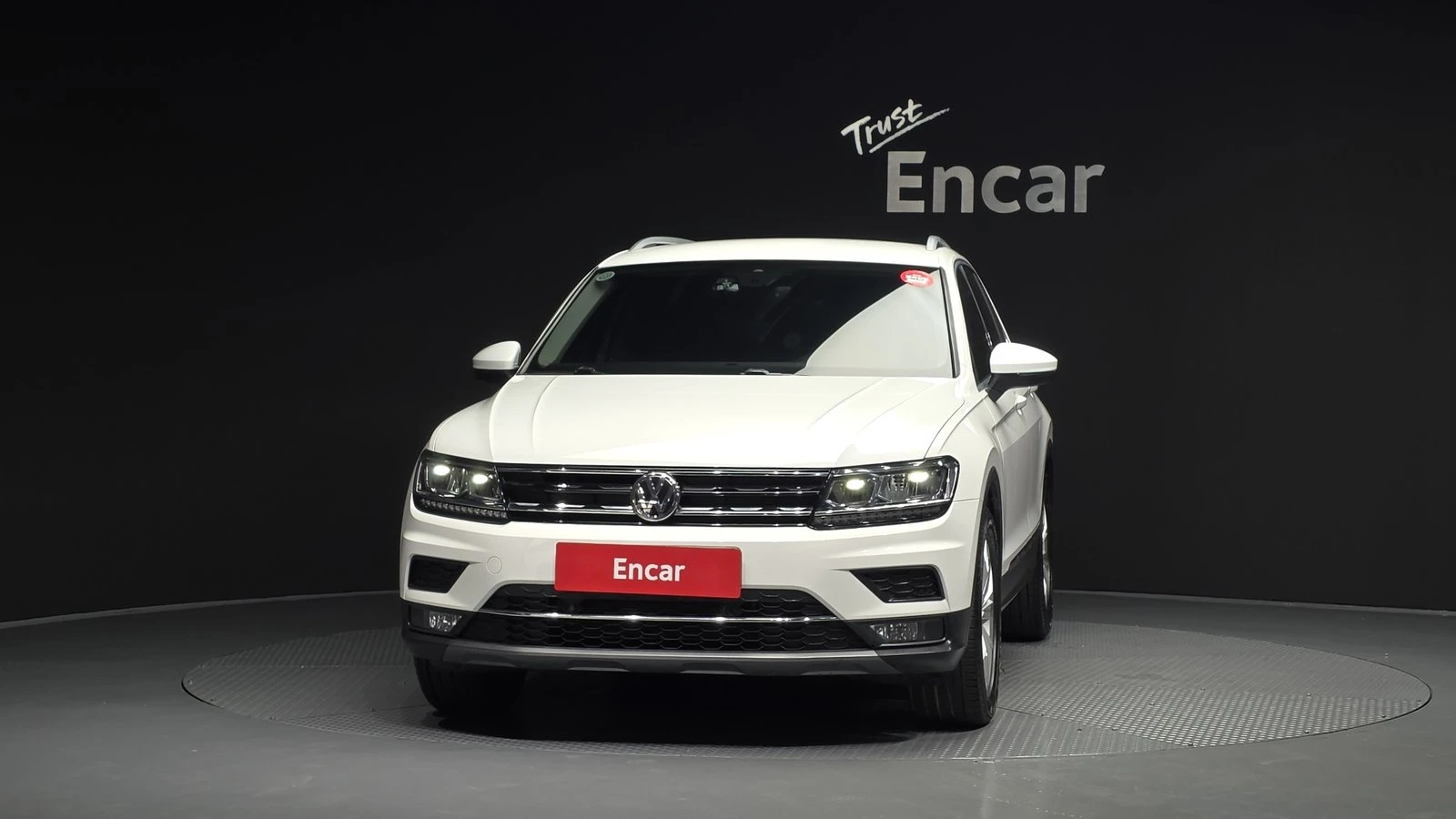 VW Tiguan 2.0 TDI* KEYLESS* ЕЛ. БАГАЖНИК* BLIND SPOT* КРАЙНА, снимка 3 - Автомобили и джипове - 55318891