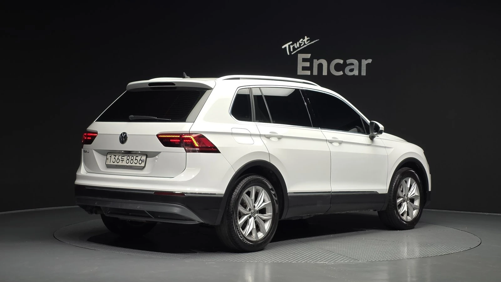 VW Tiguan 2.0 TDI* KEYLESS* ЕЛ. БАГАЖНИК* BLIND SPOT* КРАЙНА, снимка 2 - Автомобили и джипове - 55318891