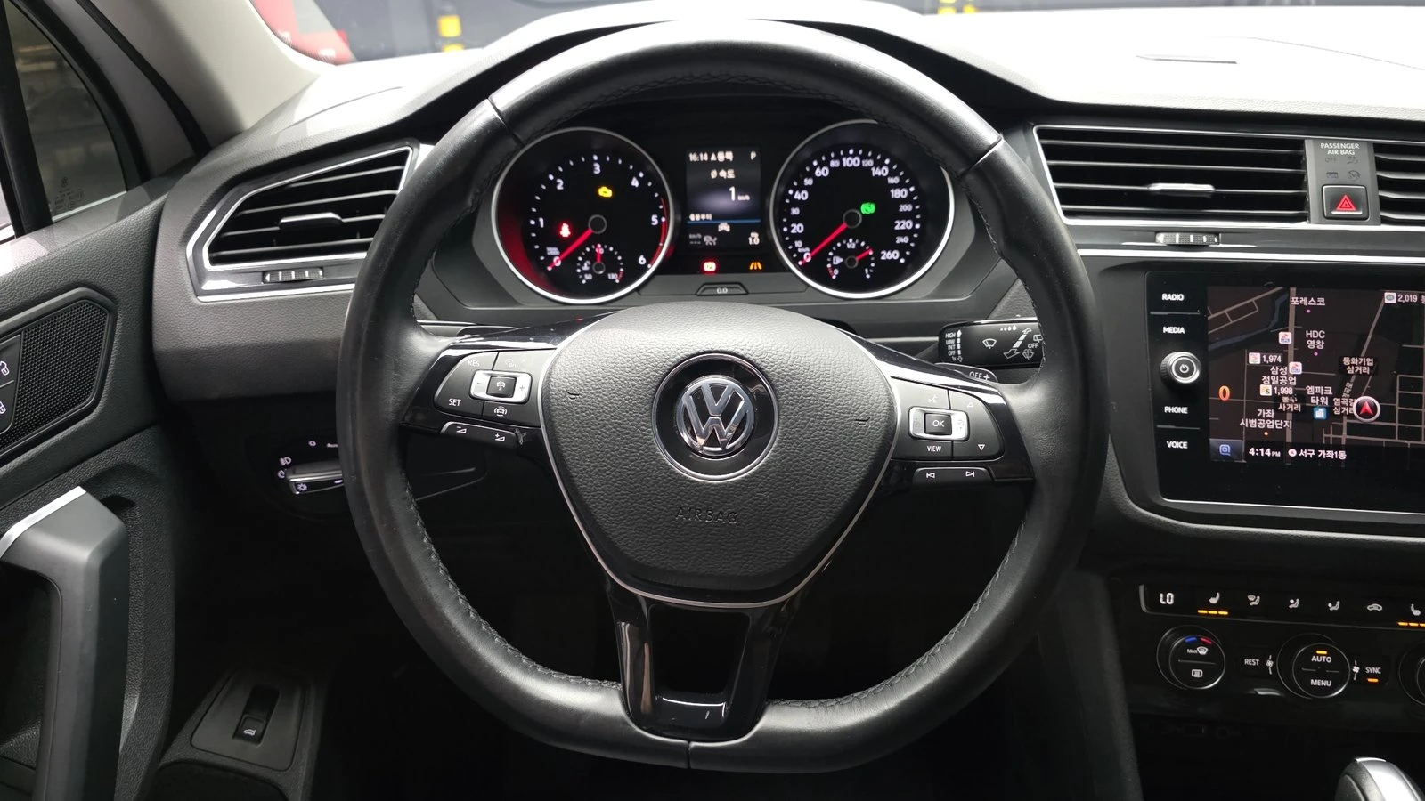 VW Tiguan 2.0 TDI* KEYLESS* ЕЛ. БАГАЖНИК* BLIND SPOT* КРАЙНА, снимка 13 - Автомобили и джипове - 55318891