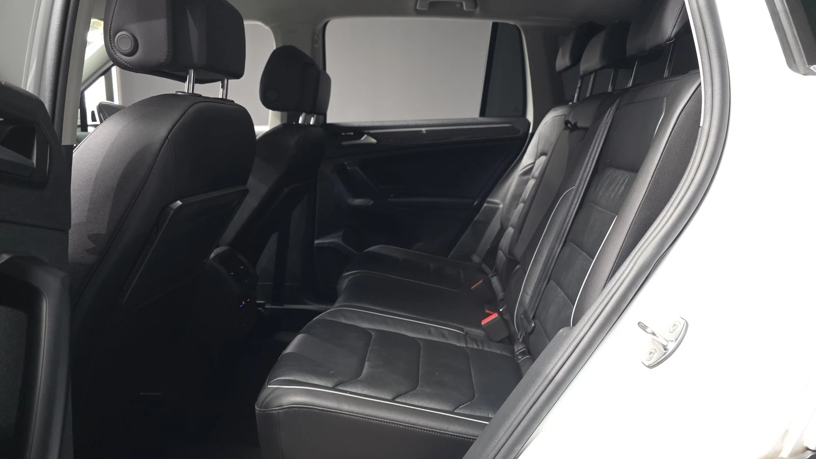 VW Tiguan 2.0 TDI* KEYLESS* ЕЛ. БАГАЖНИК* BLIND SPOT* КРАЙНА, снимка 12 - Автомобили и джипове - 55318891
