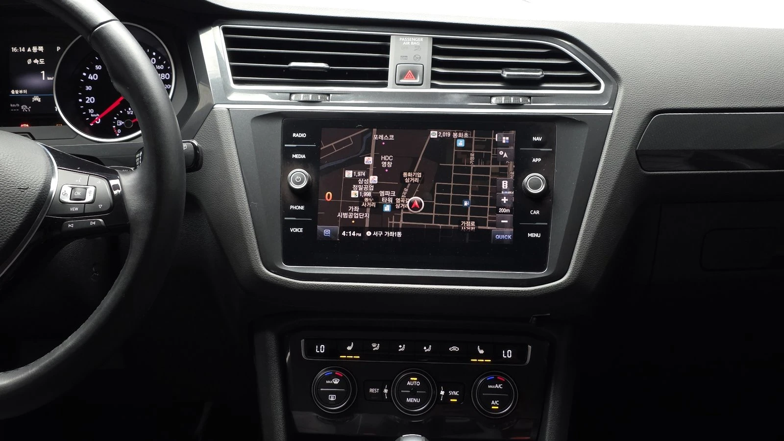 VW Tiguan 2.0 TDI* KEYLESS* ЕЛ. БАГАЖНИК* BLIND SPOT* КРАЙНА, снимка 14 - Автомобили и джипове - 55318891