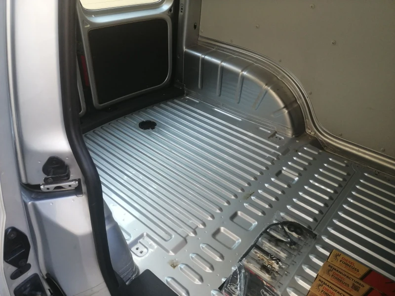 VW Caddy, снимка 8 - Автомобили и джипове - 51619472