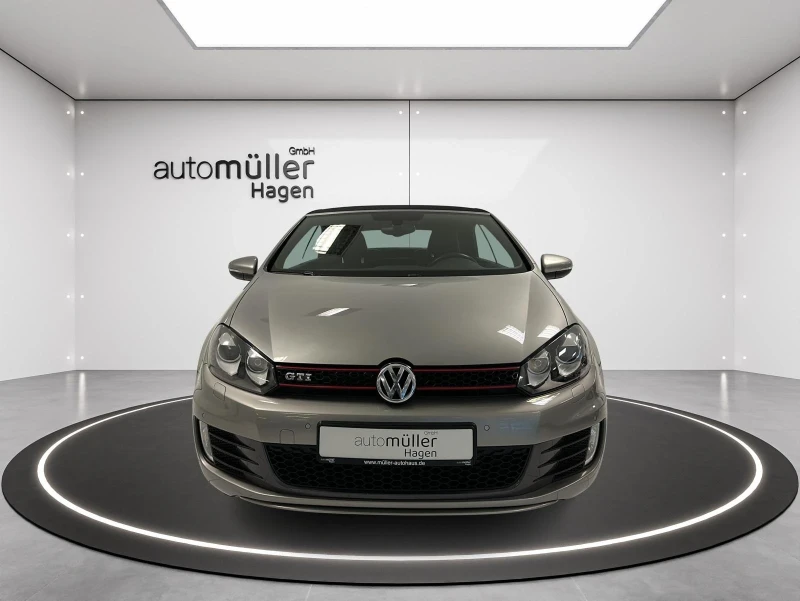 VW Golf 2.0 TSI GTI Cabrio DSG DYN-A| NAVI| TEMPO| AHK, снимка 2 - Автомобили и джипове - 52536144
