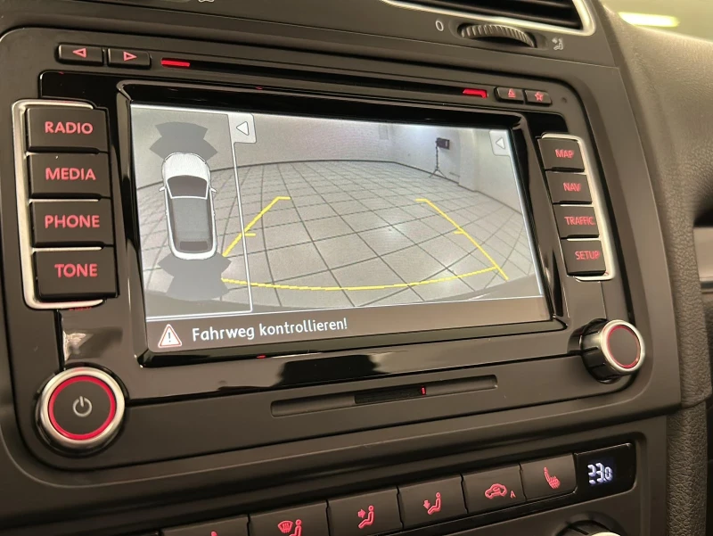 VW Golf 2.0 TSI GTI Cabrio DSG DYN-A| NAVI| TEMPO| AHK, снимка 14 - Автомобили и джипове - 52536144