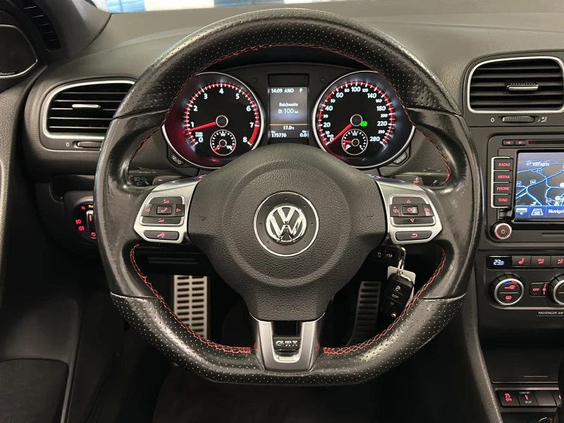 VW Golf 2.0 TSI GTI Cabrio DSG DYN-A| NAVI| TEMPO| AHK, снимка 12 - Автомобили и джипове - 52536144