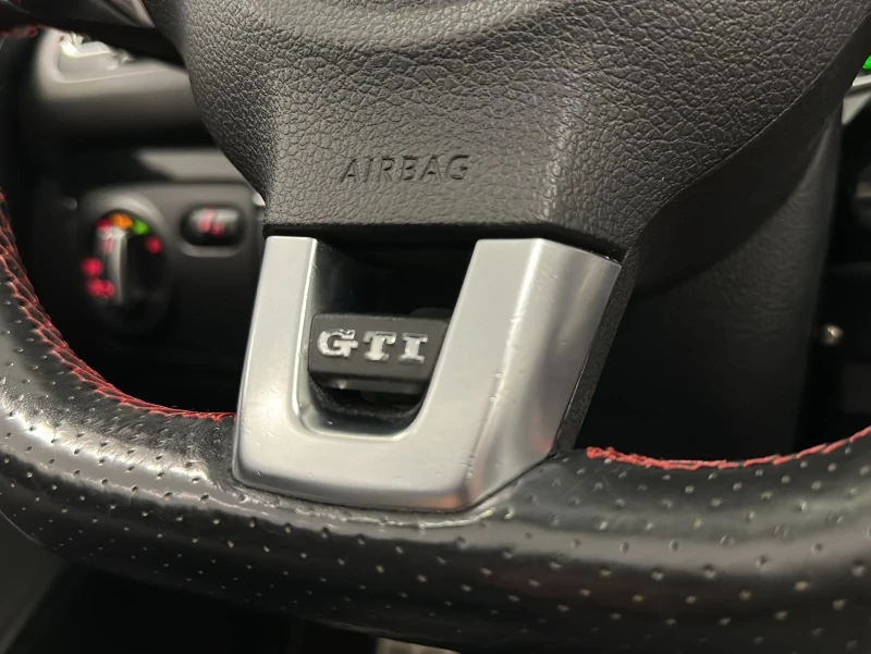 VW Golf 2.0 TSI GTI Cabrio DSG DYN-A| NAVI| TEMPO| AHK, снимка 16 - Автомобили и джипове - 52536144