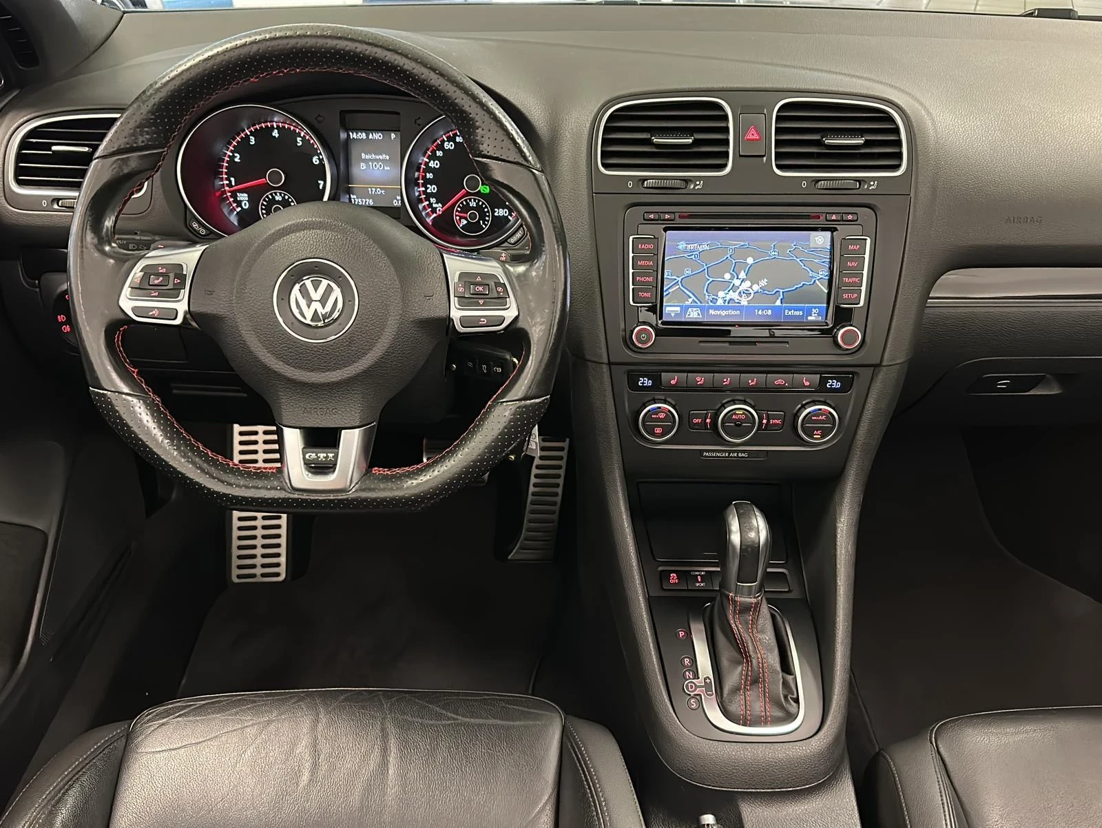 VW Golf 2.0 TSI GTI Cabrio DSG DYN-A| NAVI| TEMPO| AHK | Mobile.bg   11