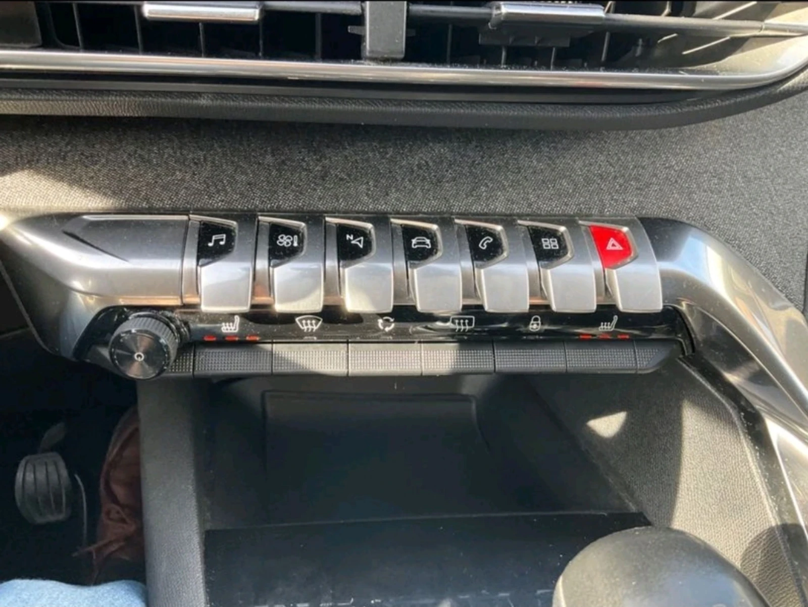 Peugeot 3008 1.2 PureTech Allure , снимка 15 - Автомобили и джипове - 54128932