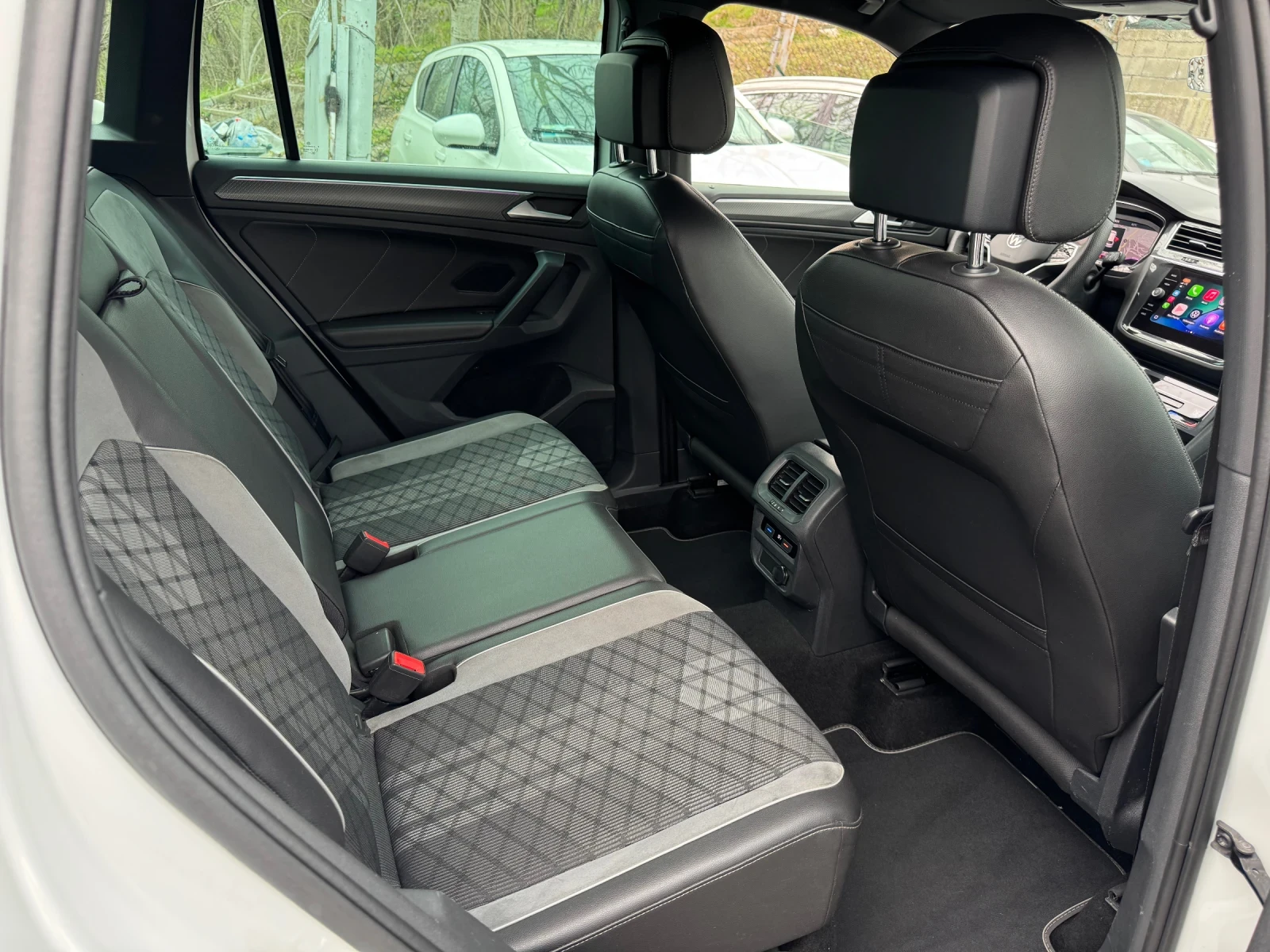 VW Tiguan 2.0TDI* DSG* Full R-Line* IQ Lights, снимка 14 - Автомобили и джипове - 53922435