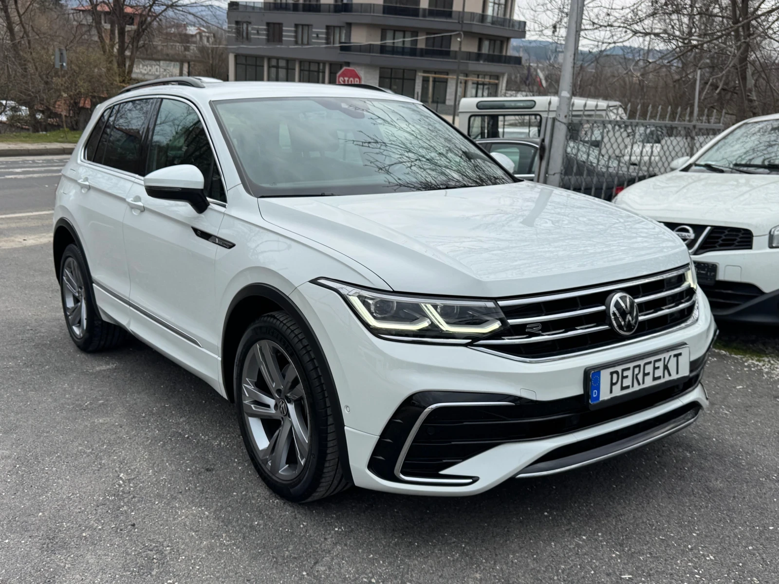 VW Tiguan 2.0TDI* DSG* Full R-Line* IQ Lights, снимка 3 - Автомобили и джипове - 53922435