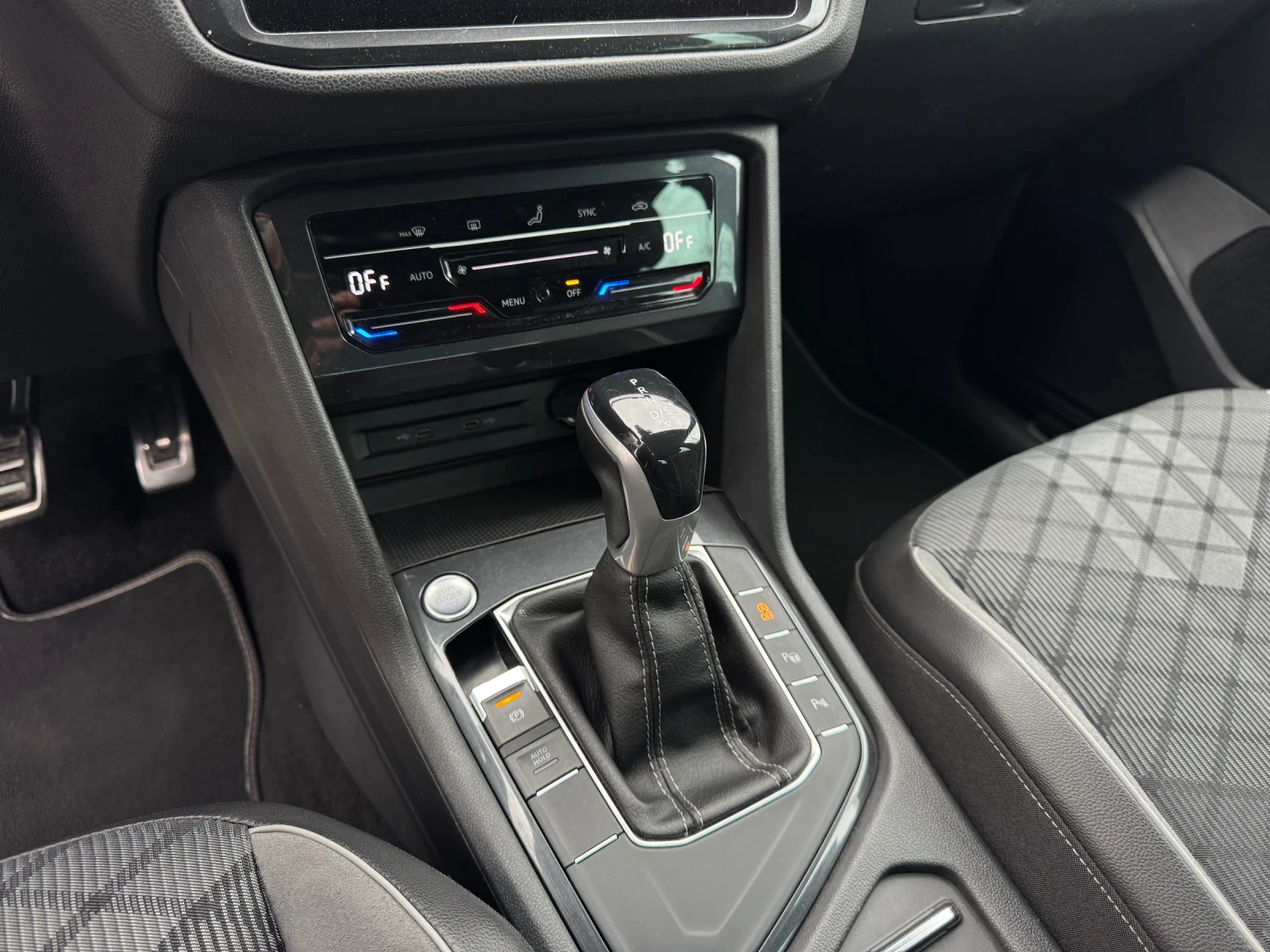 VW Tiguan 2.0TDI* DSG* Full R-Line* IQ Lights, снимка 10 - Автомобили и джипове - 53922435