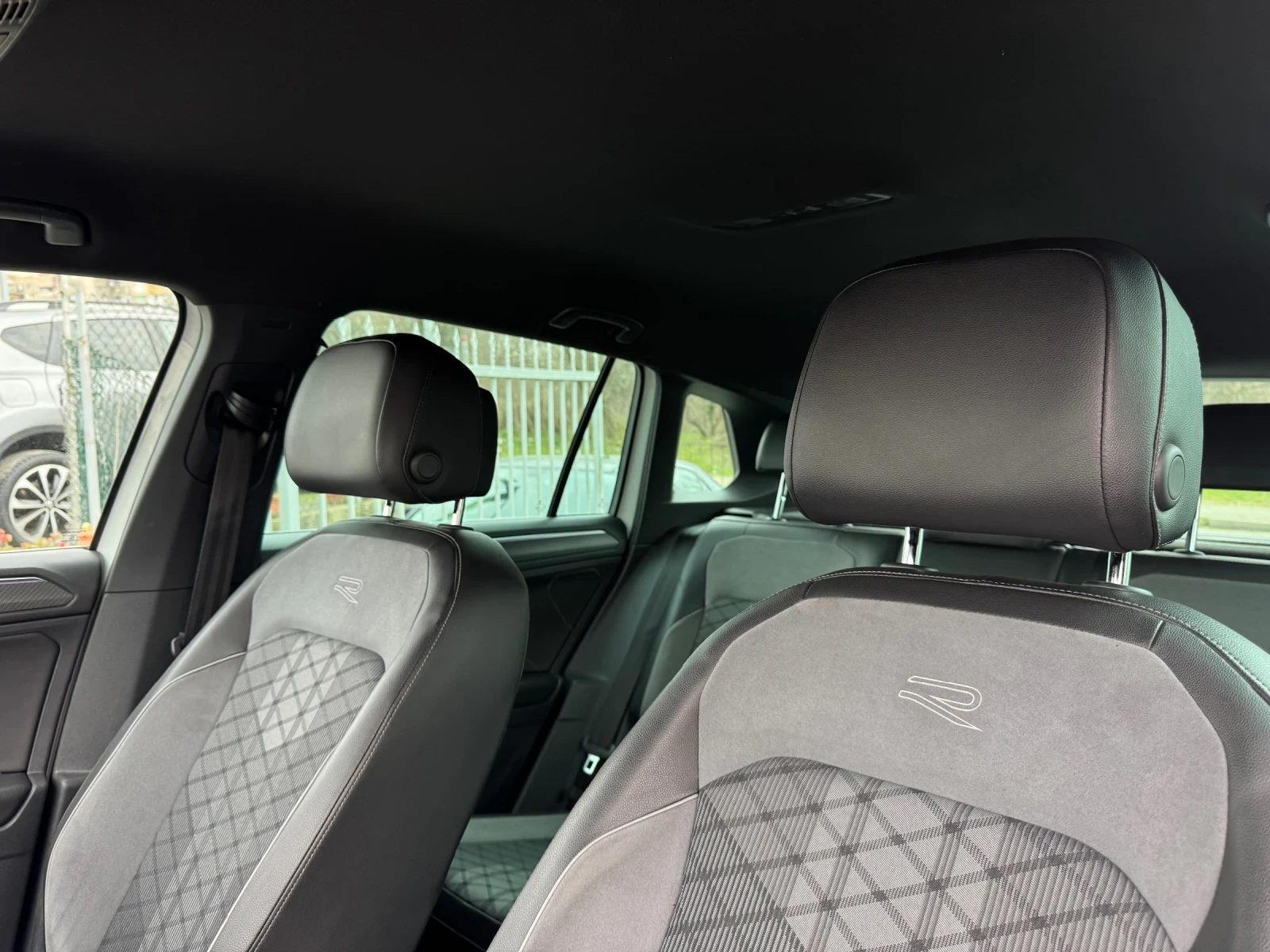 VW Tiguan 2.0TDI* DSG* Full R-Line* IQ Lights, снимка 11 - Автомобили и джипове - 53922435