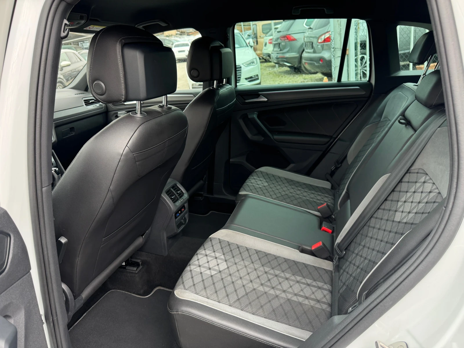 VW Tiguan 2.0TDI* DSG* Full R-Line* IQ Lights, снимка 13 - Автомобили и джипове - 53922435