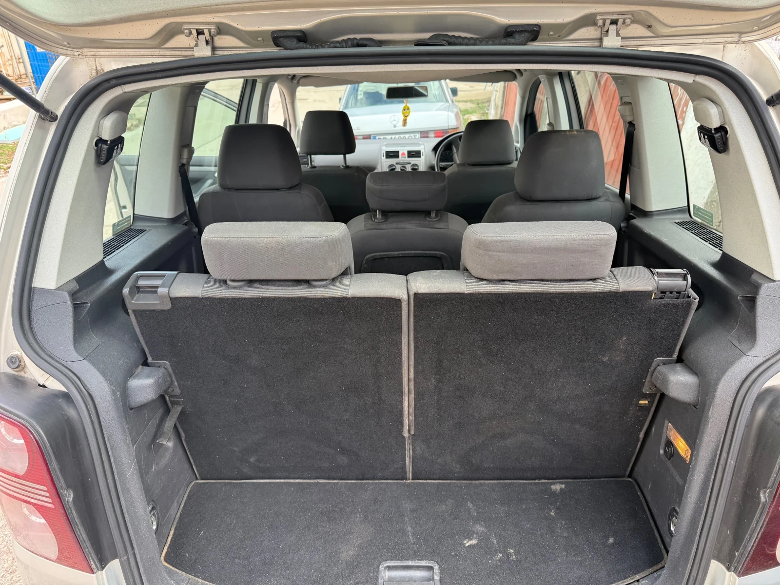 VW Touran 1.6 ДЕСЕН ВОЛАН, снимка 9 - Автомобили и джипове - 54680114