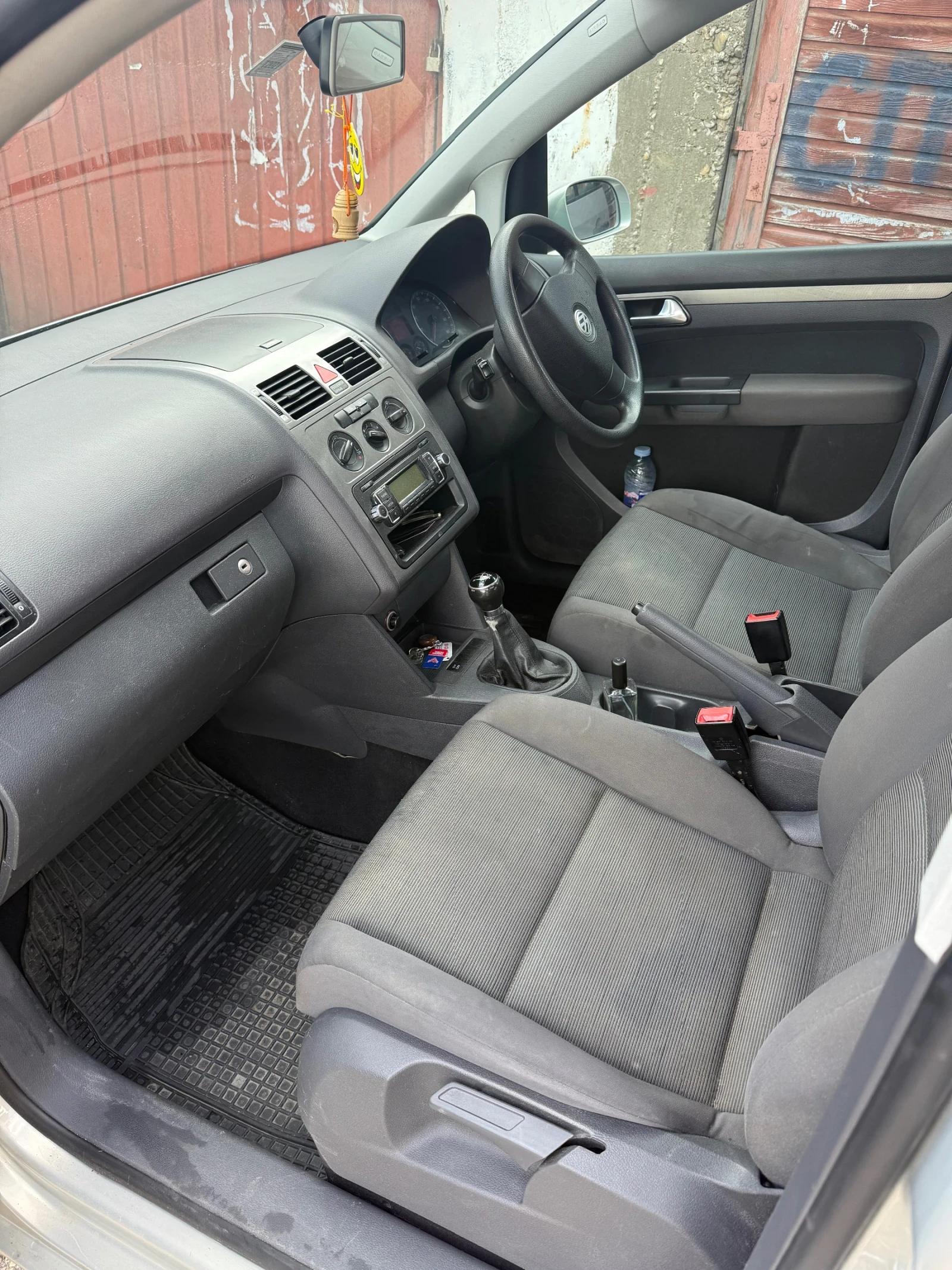 VW Touran 1.6 ДЕСЕН ВОЛАН, снимка 6 - Автомобили и джипове - 54680114