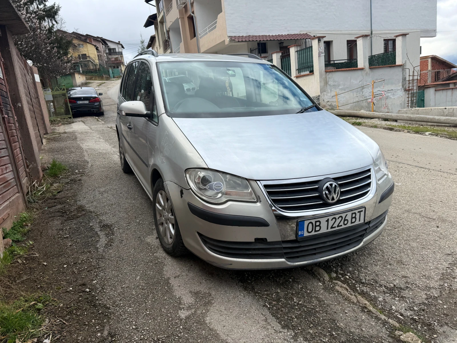 VW Touran 1.6 ДЕСЕН ВОЛАН, снимка 2 - Автомобили и джипове - 54680114