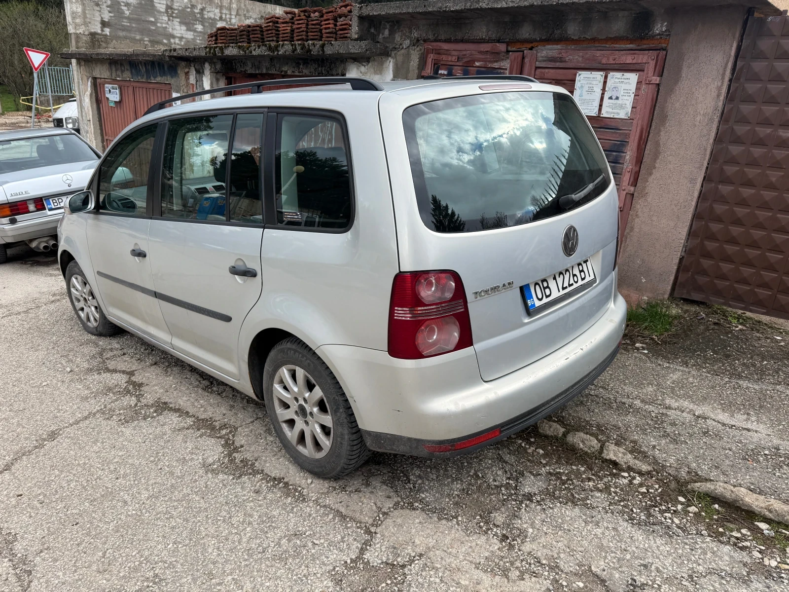 VW Touran 1.6 ДЕСЕН ВОЛАН, снимка 3 - Автомобили и джипове - 54680114