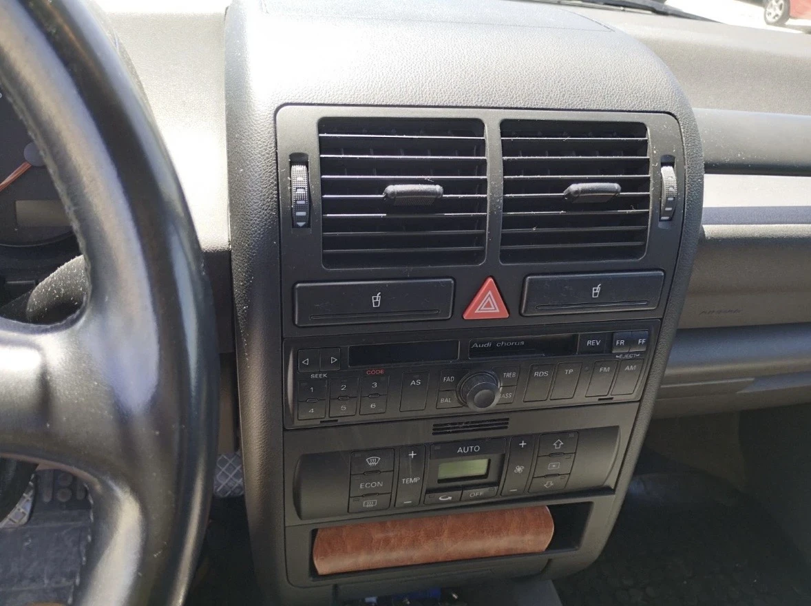 Audi A2 1.4 бензин, снимка 9 - Автомобили и джипове - 54257123