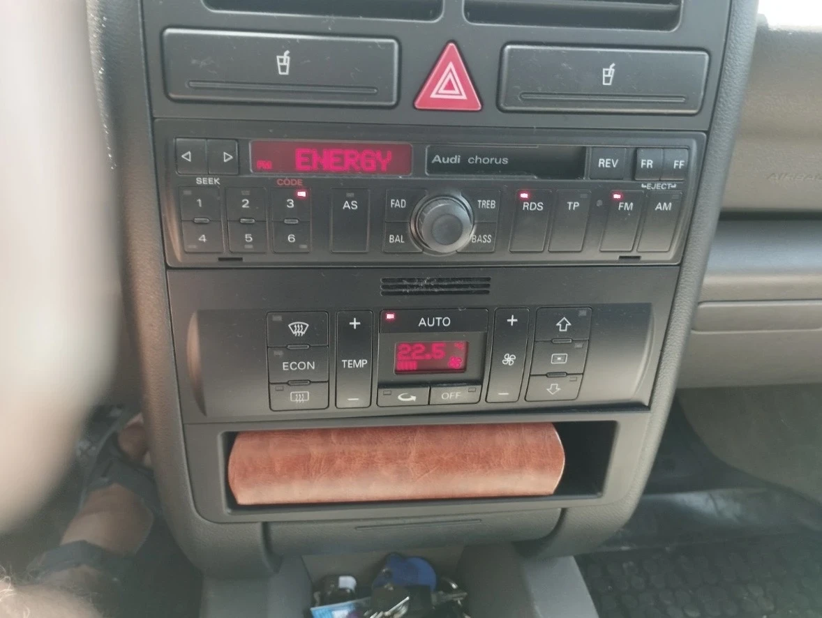 Audi A2 1.4 бензин, снимка 11 - Автомобили и джипове - 54257123